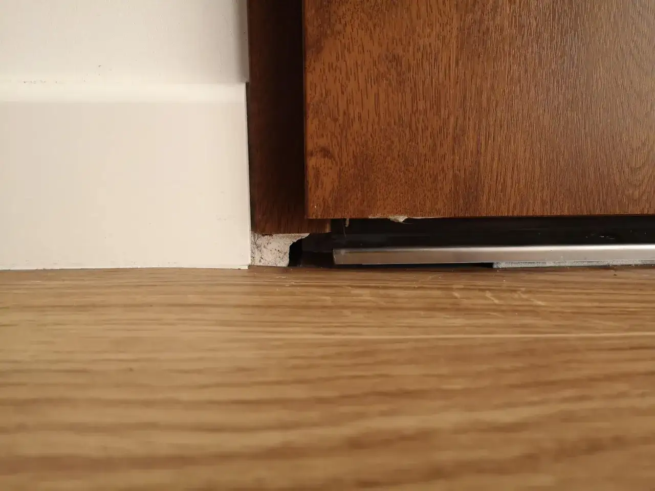 Zdjęcie Jak wykończyć panele pod oknem tarasowym, aby uniknąć problemów z wilgocią