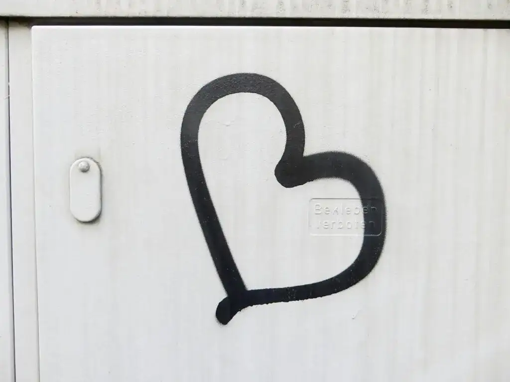 Zdjęcie Co oznacza czarne serce na Messengerze? Zrozum jego emocjonalne znaczenie