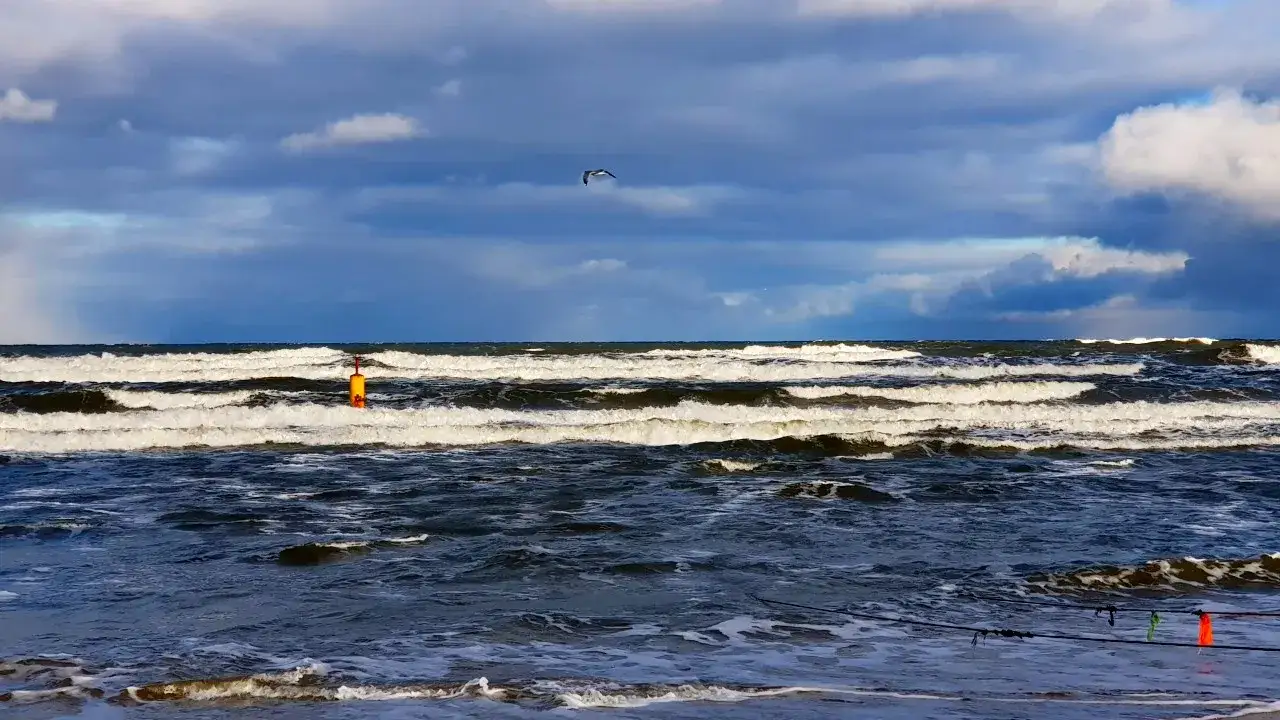 Zdjęcie Sztormy na Bałtyku kiedy: uniknij niebezpieczeństw w podróży