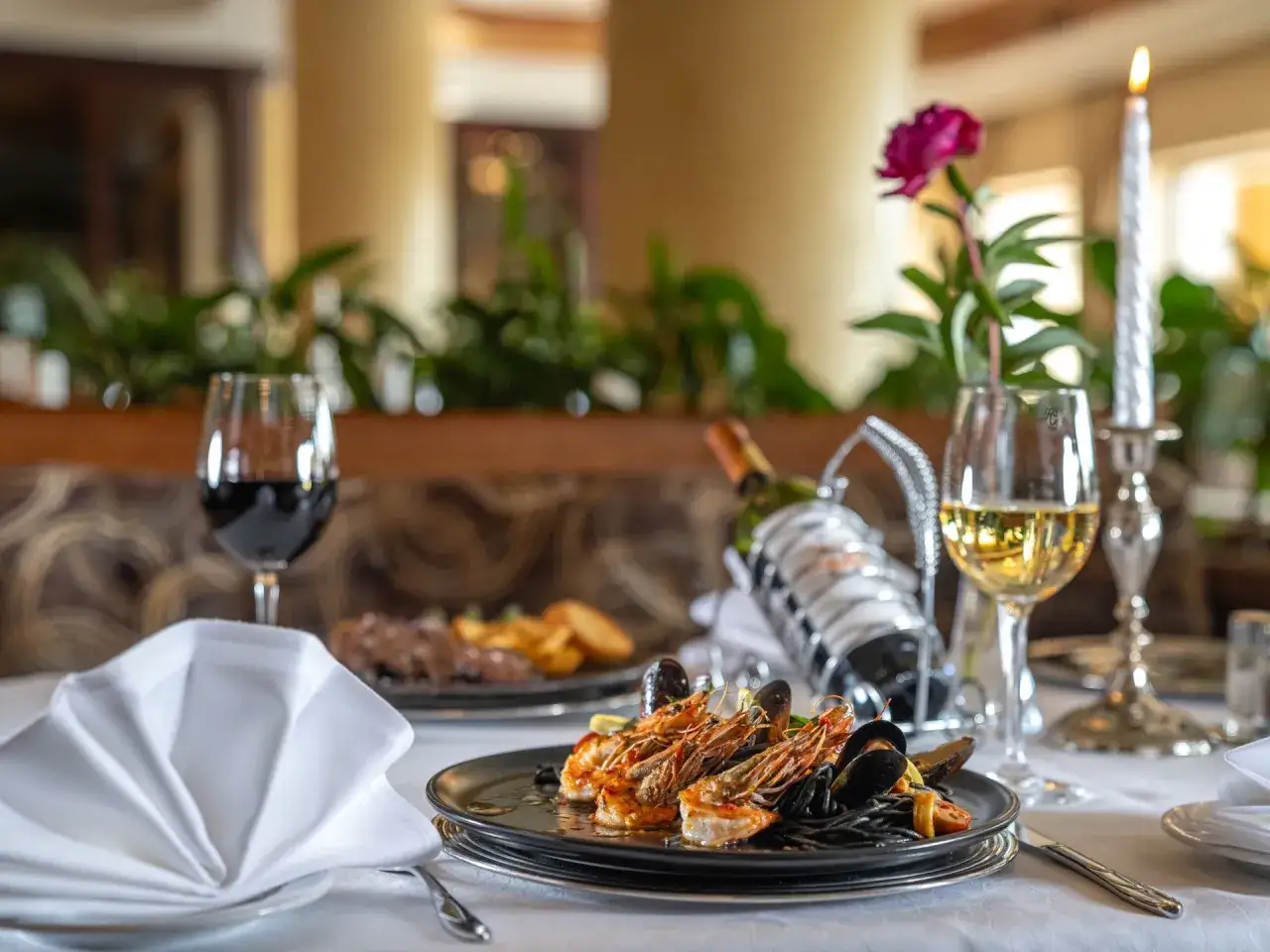Zdjęcie Ile kosztuje obiad w hotelu Gołębiewskim? Zaskakujące ceny i zniżki
