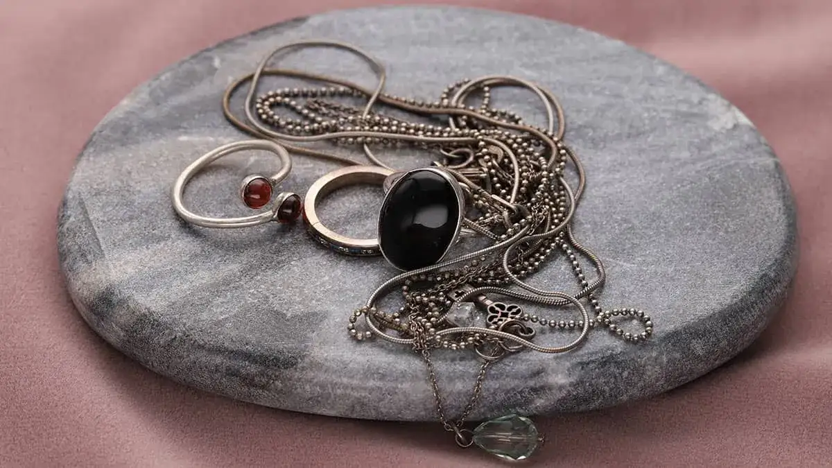 Zdjęcie Czy biżuteria z Rossmanna czernieje? Odkryj przyczyny i sposoby pielęgnacji