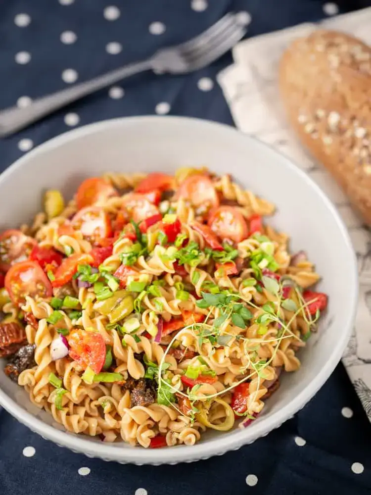 Zdjęcie Jak zrobić sałatkę makaronową, która zachwyci Twoich gości?