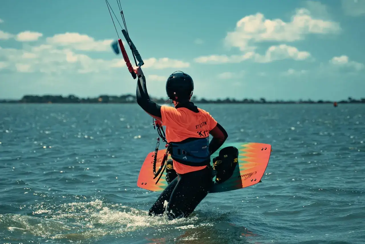 Zdjęcie Jak pływać na kitesurfingu: najważniejsze techniki dla początkujących