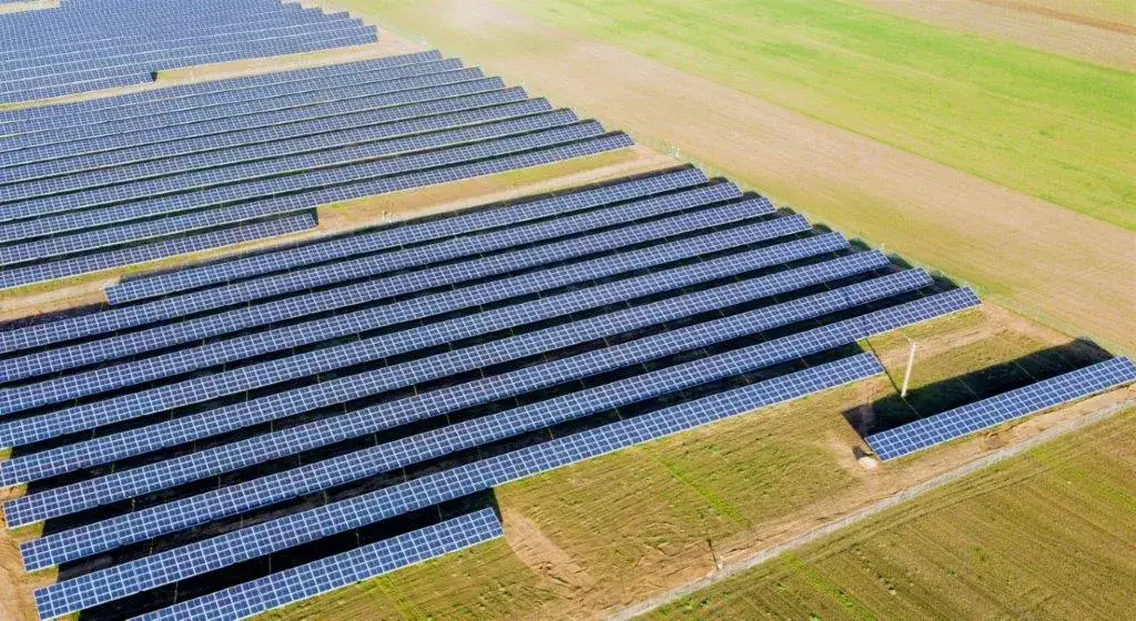 Zdjęcie Fotowoltaika na polu: Opinie, zalety i wady instalacji solarnej