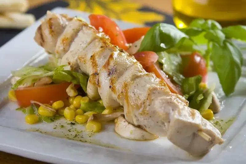 Zdjęcie Jakie surówki do szaszłyków? Odkryj najlepsze połączenia smakowe