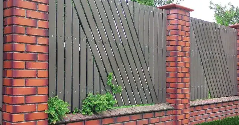 Zdjęcie Skuteczne sposoby na to, czym umyć cegłę klinkierową bez uszkodzeń