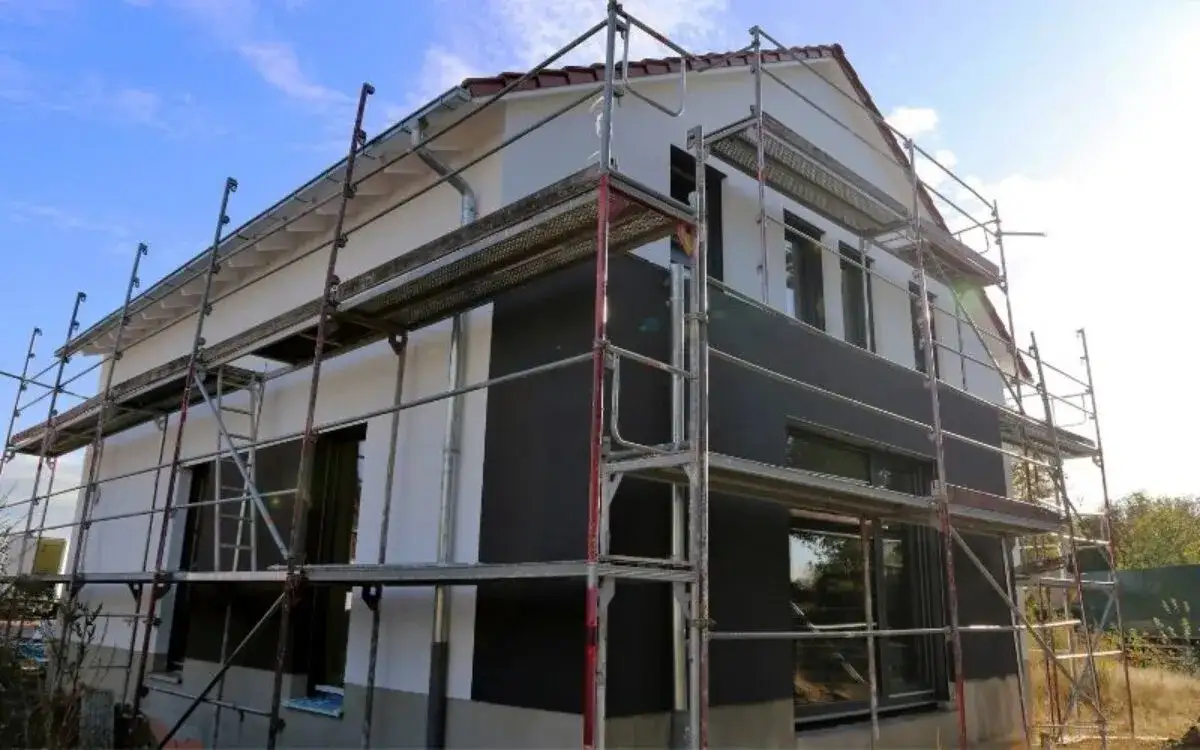 Zdjęcie Ile razy malować elewację, aby uniknąć kosztownych napraw?