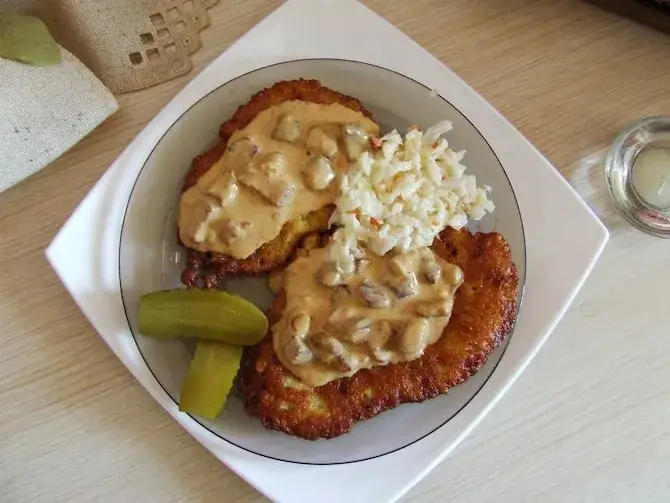 Zdjęcie Jakie surówki do placków ziemniaczanych? Odkryj najlepsze połączenia