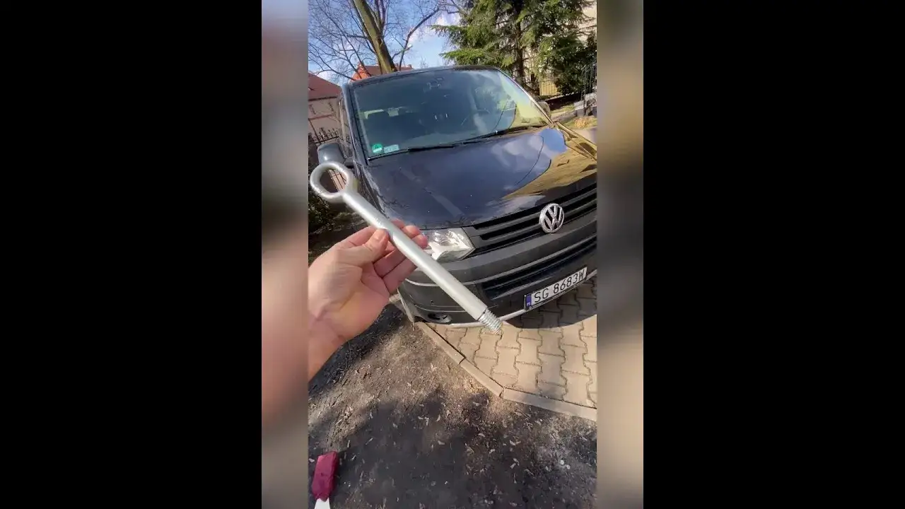 Zdjęcie Gdzie wkręcić ucho do holowania VW T5 i uniknąć problemów z holowaniem