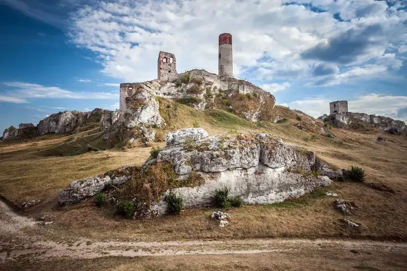 Zdjęcie Zamek w Dzięgielowie: odkryj fascynującą historię i atrakcje turystyczne