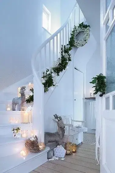 Zdjęcie Jak przystroić schody na święta, aby zachwycić gości i rodzinę