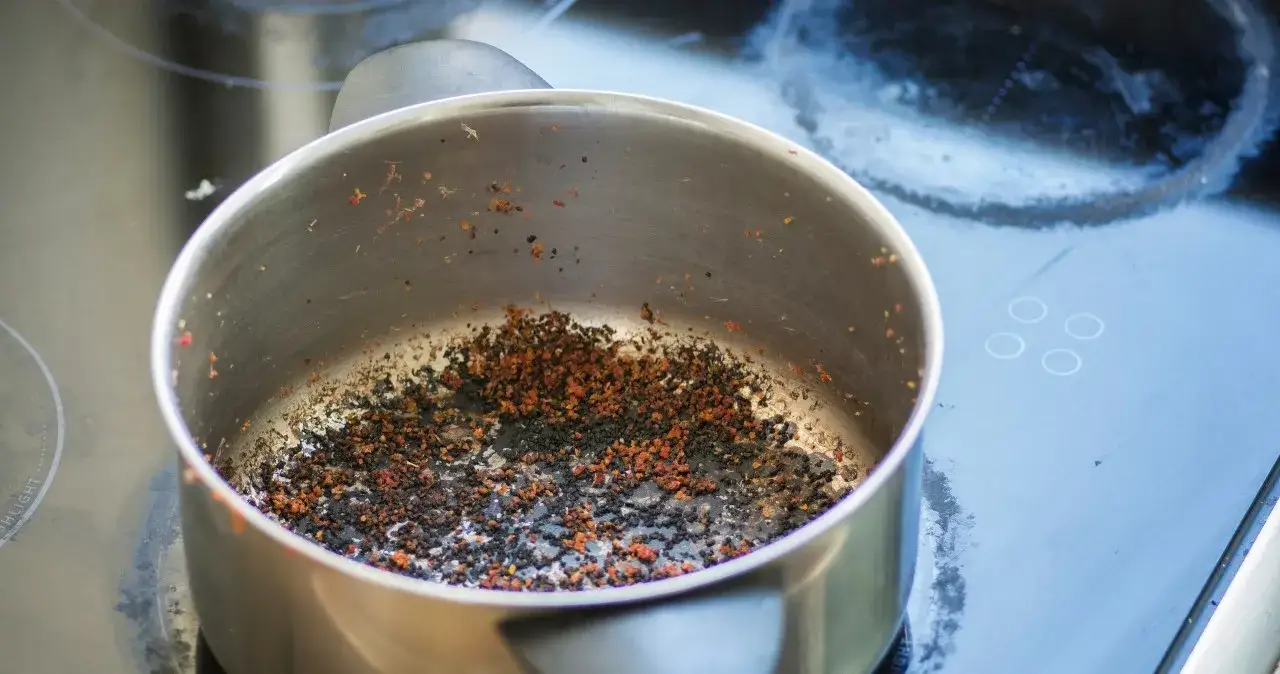 Zdjęcie Jak usunąć przypalenie z garnka - skuteczne metody na trudne zabrudzenia