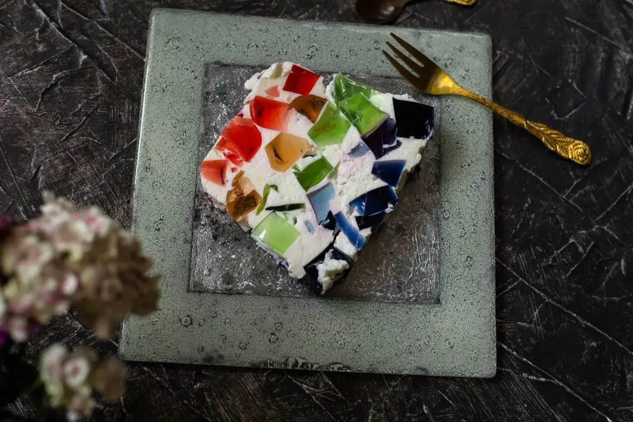 Zdjęcie Jak zrobić śmietanowiec z galaretkami – łatwy przepis na pyszny deser