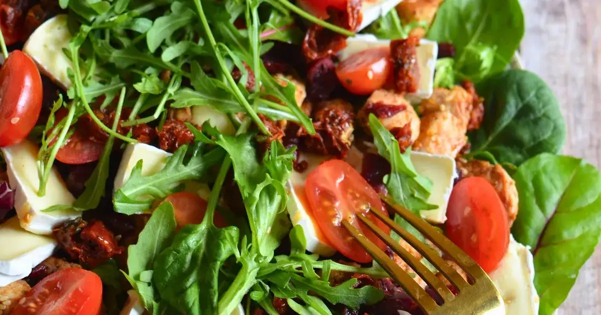 Zdjęcie Sałatka z camembertem i suszonymi pomidorami: Przepis na hit imprez