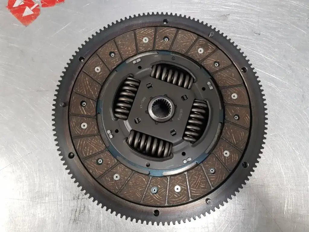 Zdjęcie Ile kosztuje sprzęgło – poznaj szczegóły i porady na oszczędności