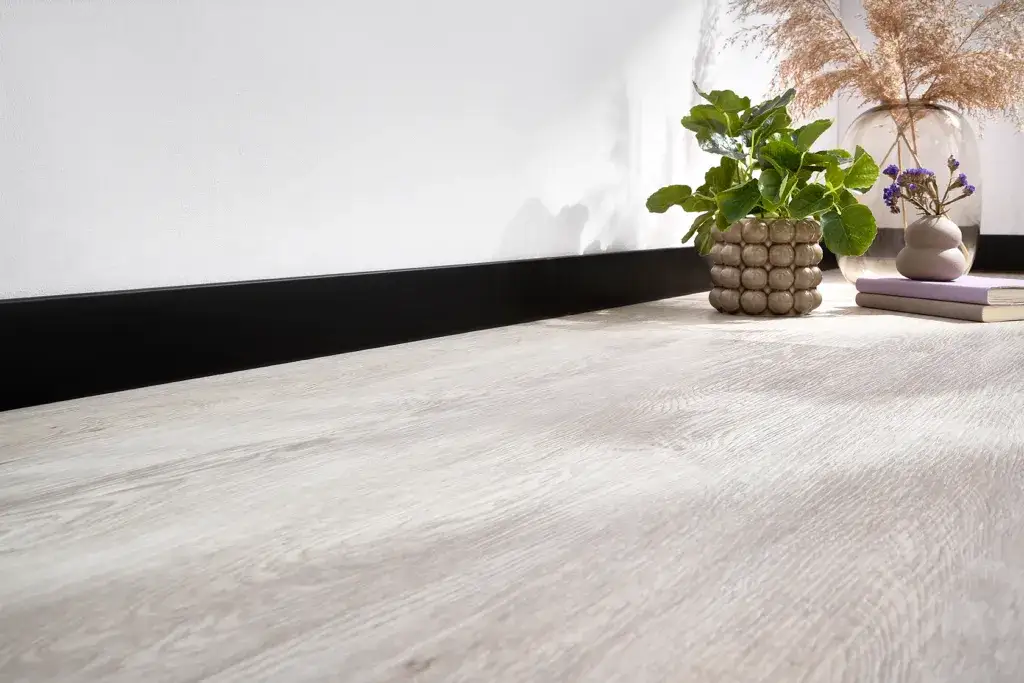 Zdjęcie Jakie listwy przypodłogowe wybrać, aby uniknąć kosztownych błędów?