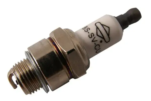 Zdjęcie Jaką świecę do kosiarki Briggs &amp; Stratton 450 wybrać, by uniknąć problemów?