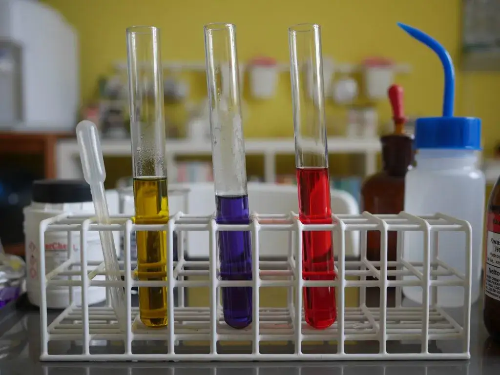 Zdjęcie Ile kosztują korepetycje z chemii? Poznaj prawdziwe stawki i uniknij przepłacania