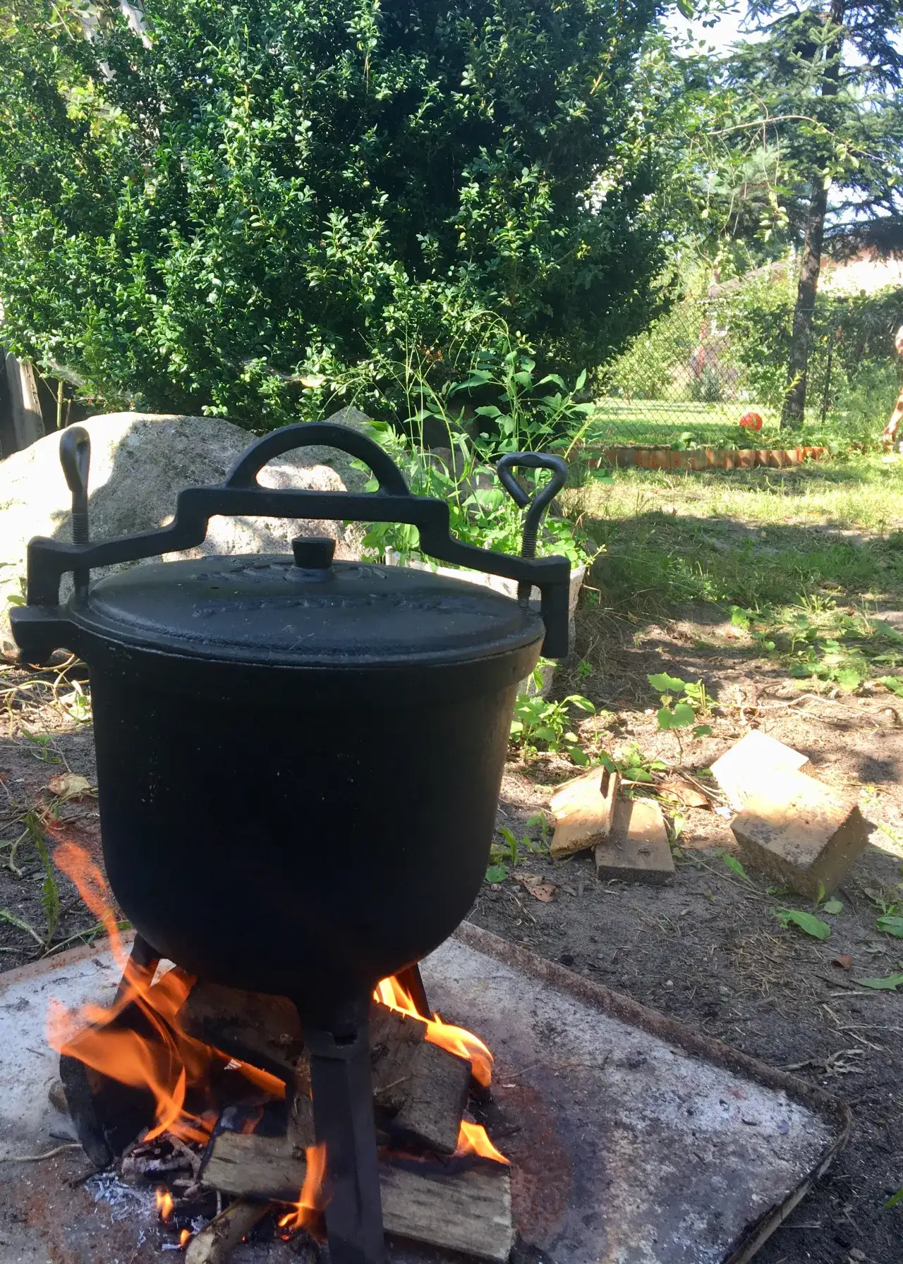 Zdjęcie Jak przygotować kociołek na ognisko, aby uniknąć przywierania potraw?