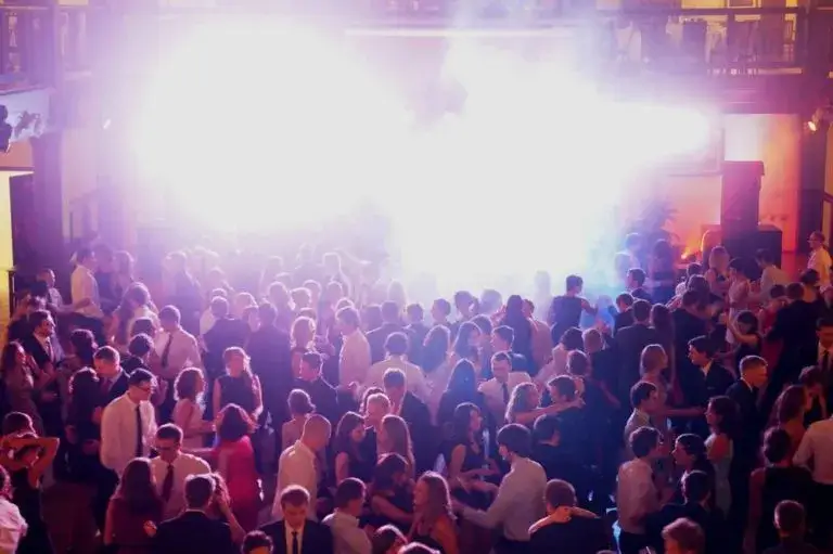 Zdjęcie Jak się dobrze bawić na weselu i uniknąć nudy w tłumie