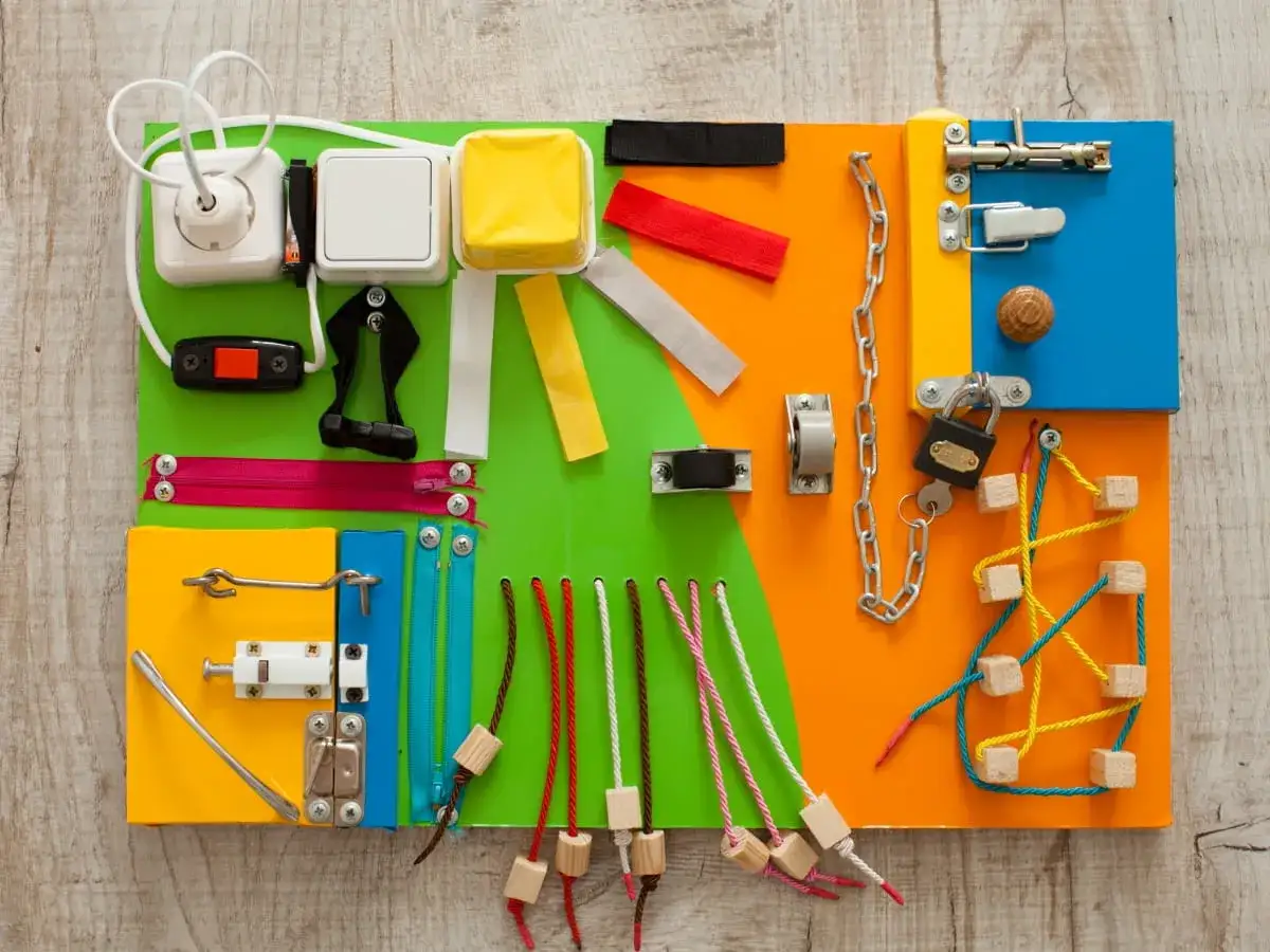 Zdjęcie Jak stworzyć tablicę sensoryczną DIY, która zachwyci Twoje dziecko