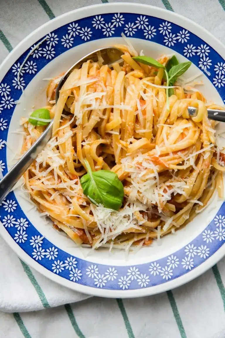 Zdjęcie Szybki sos do spaghetti z pomidorami z puszki, który zachwyci smakiem