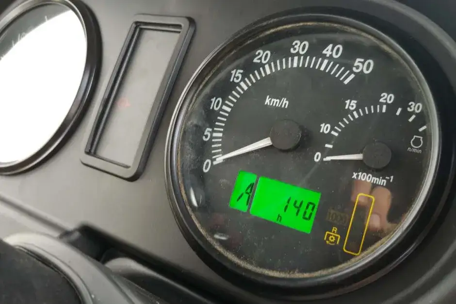 Zdjęcie Ile motogodzin wytrzyma ciągnik? Odkryj tajemnice trwałości maszyn