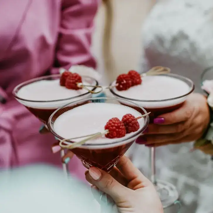 Zdjęcie Ile kosztuje drink bar na weselu? Zaskakujące ceny i opcje do wyboru