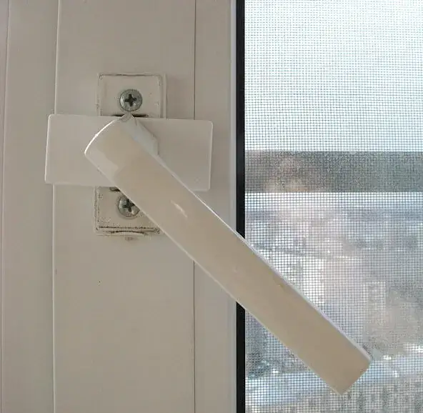 Zdjęcie Jak otworzyć zablokowane okno plastikowe - 5 skutecznych metod