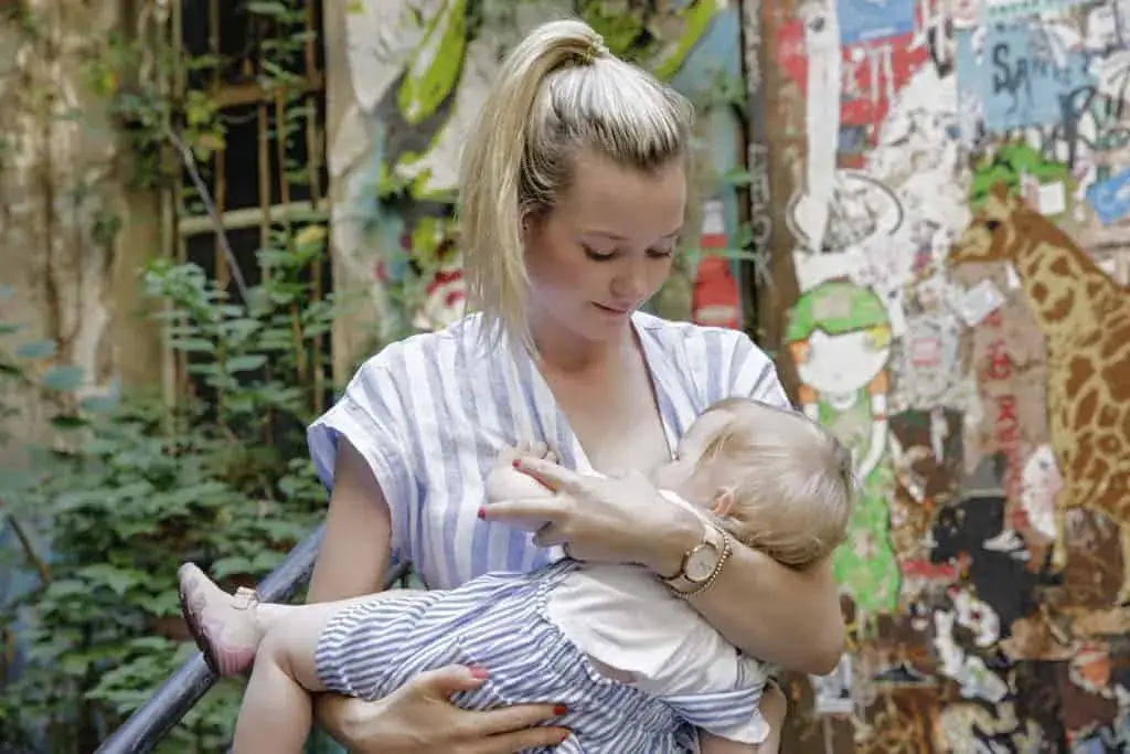 Zdjęcie Jak podać mleko przy ząbkowaniu: 8 skutecznych metod karmienia