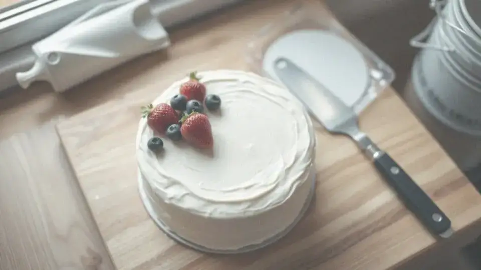 Zdjęcie Ile kosztuje tort na 10 osób? Poznaj ceny i czynniki wpływu