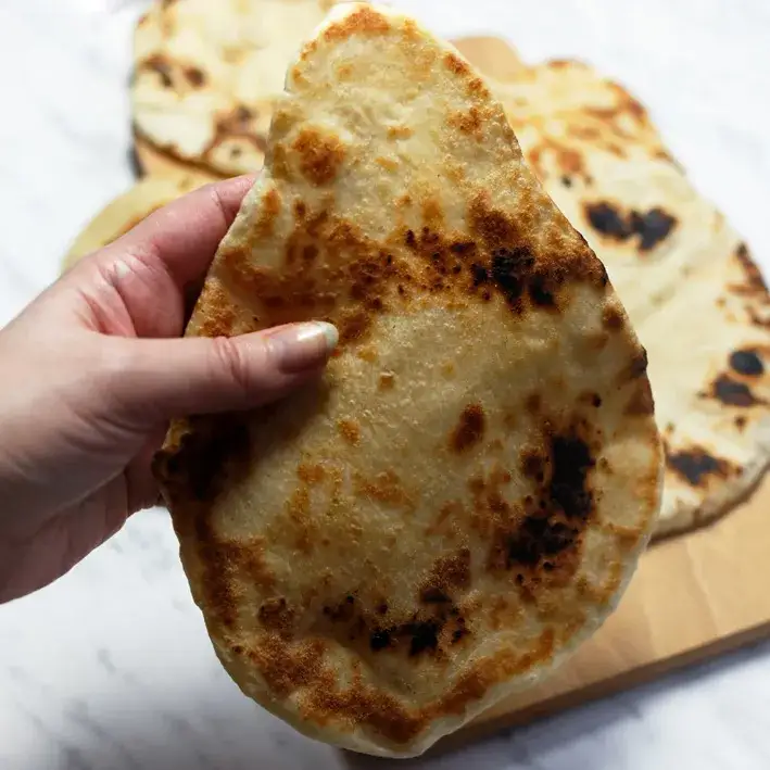 Zdjęcie Jak podgrzać chlebek naan, aby zachować jego smak i świeżość
