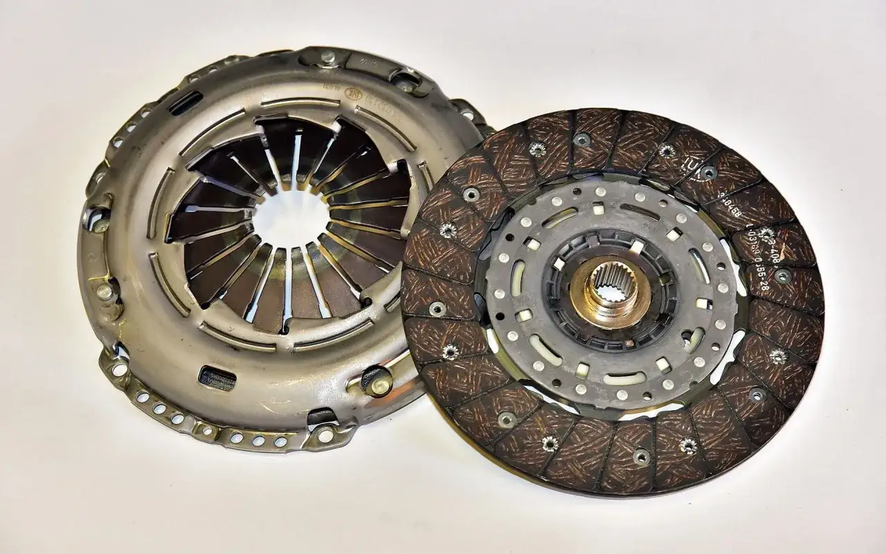 Zdjęcie Najczęstsze objawy awarii sprzęgła: poznaj 8 niepokojących sygnałów