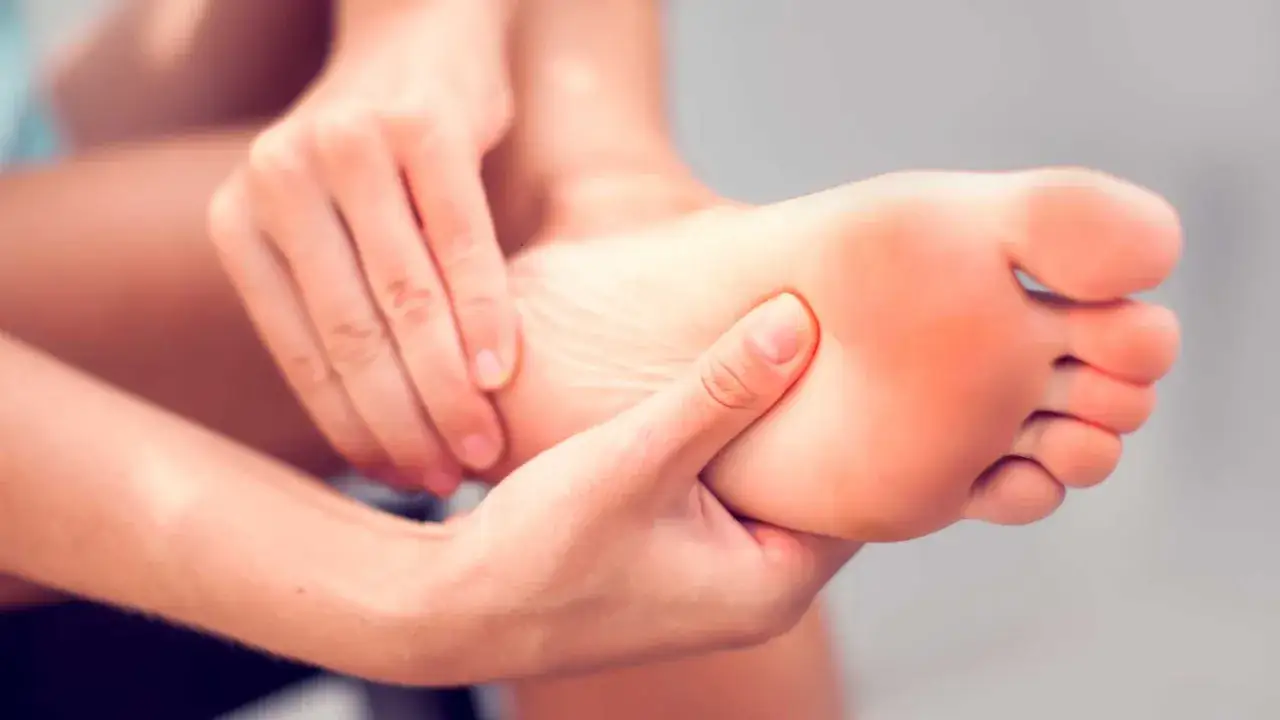 Zdjęcie Czy po usunięciu modzela można chodzić? Odpowiedzi na Twoje wątpliwości