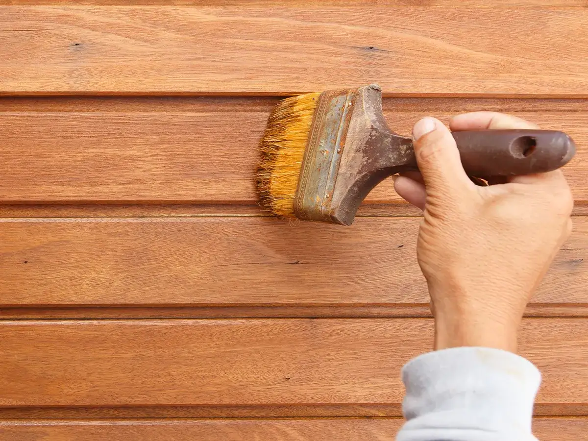 Zdjęcie Czy można malować drewno farbą emulsyjną? Oto co musisz wiedzieć