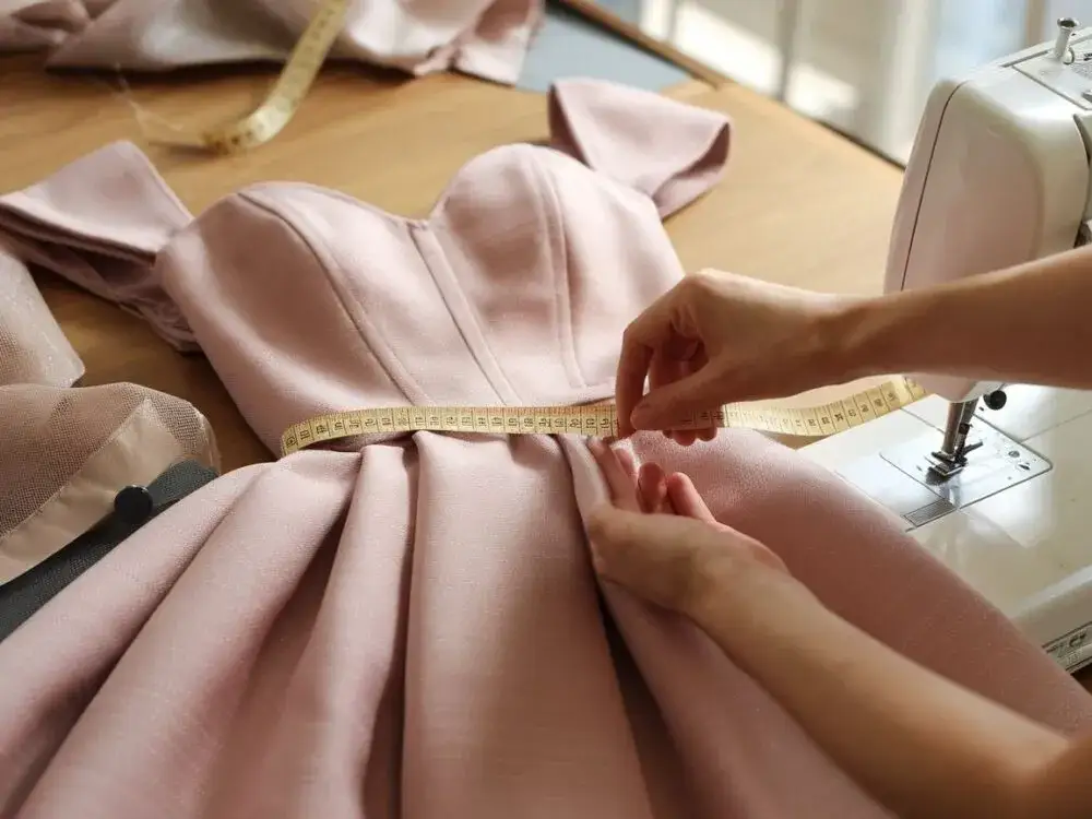 Zdjęcie Ile kosztuje skrócenie sukni ślubnej? Zobacz, co wpływa na cenę