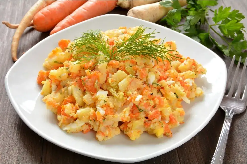 Zdjęcie Jak ładnie podać sałatkę jarzynową, by zachwycić gości na przyjęciu