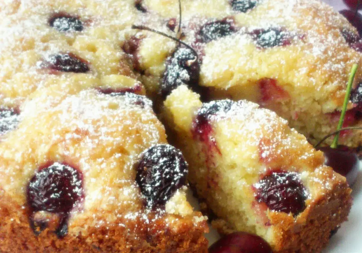 Zdjęcie Pyszne ciasto jogurtowe z czereśniami, które zaskoczy Twoich gości