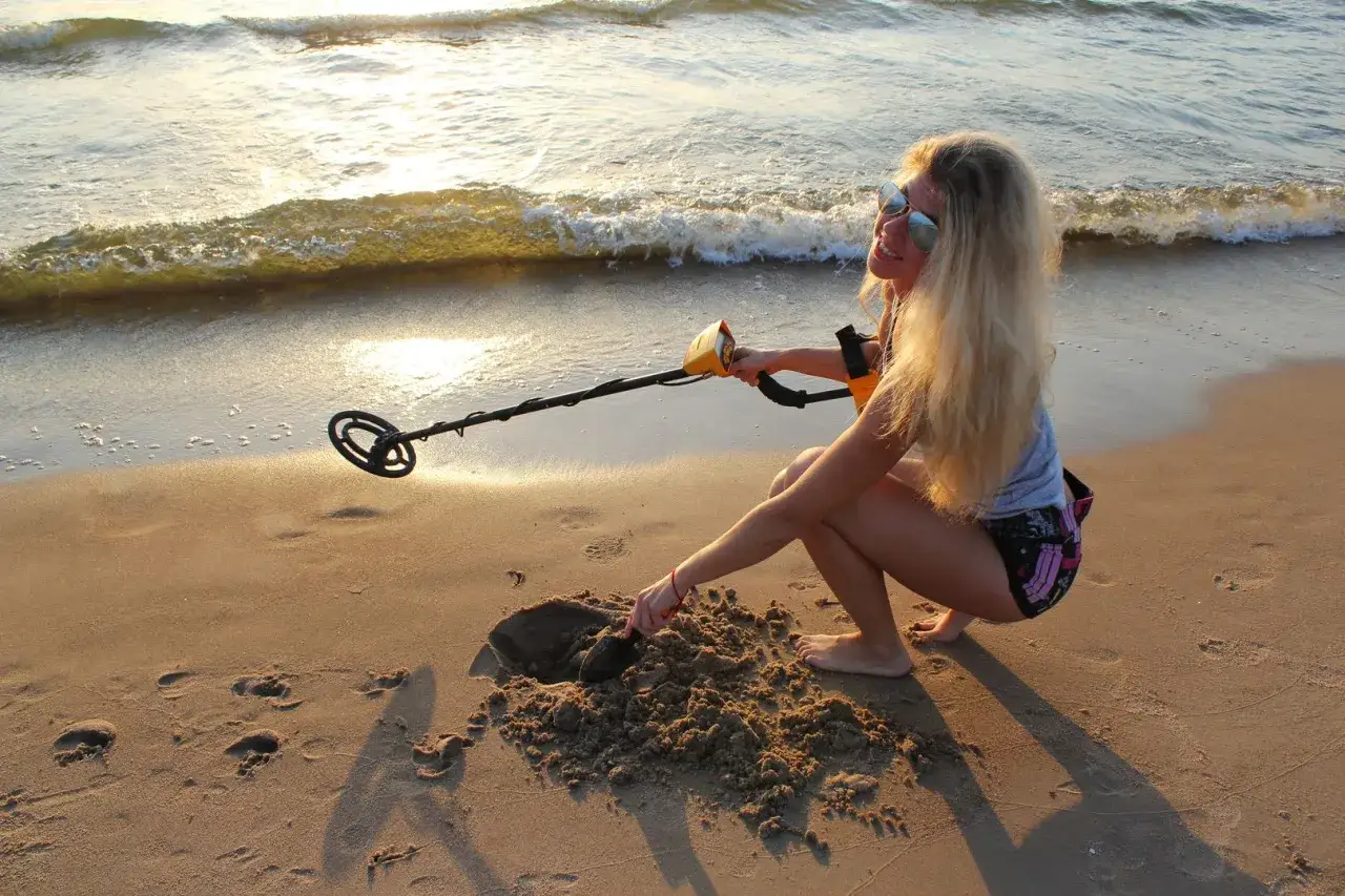 Zdjęcie Czy można chodzić z wykrywaczem metali po plaży? Ważne przepisy i zasady