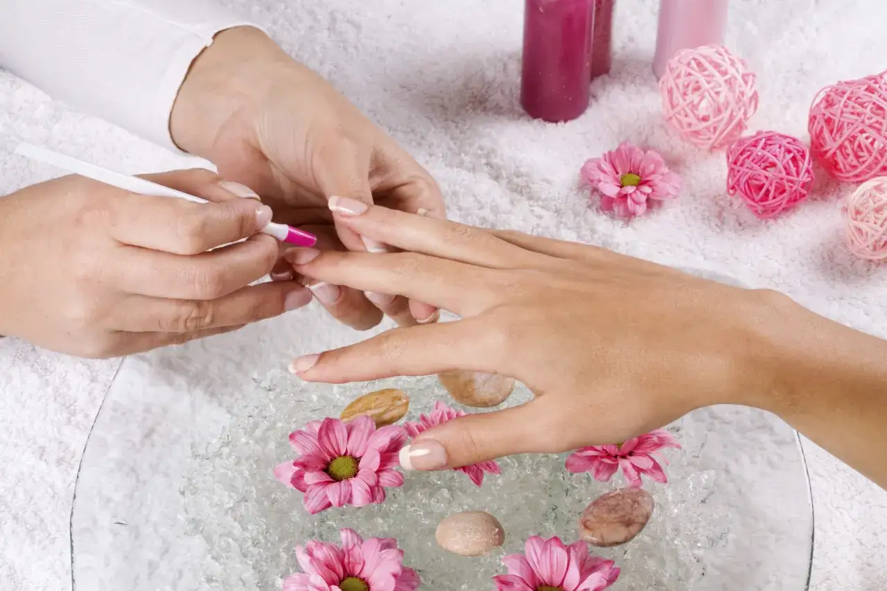 Zdjęcie Relaksujący manicure spa: jak zadbać o swoje dłonie i umysł