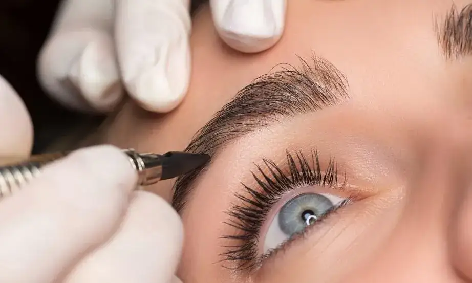 Zdjęcie Makijaż permanentny brwi: czas trwania, gojenie i efekty