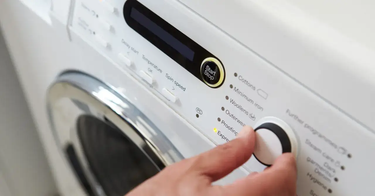 Zdjęcie W jakiej temperaturze prać, aby nie zniszczyć ubrań i zaoszczędzić?