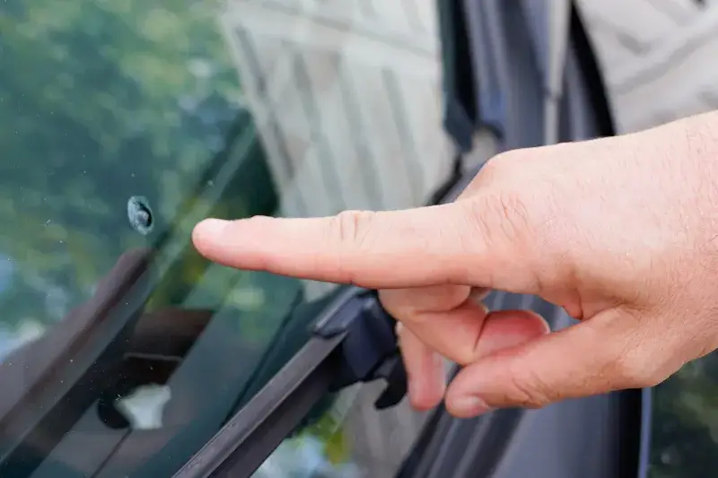 Zdjęcie Czy pęknięta szyba to mandat? Sprawdź, ile możesz zapłacić i jak uniknąć kary