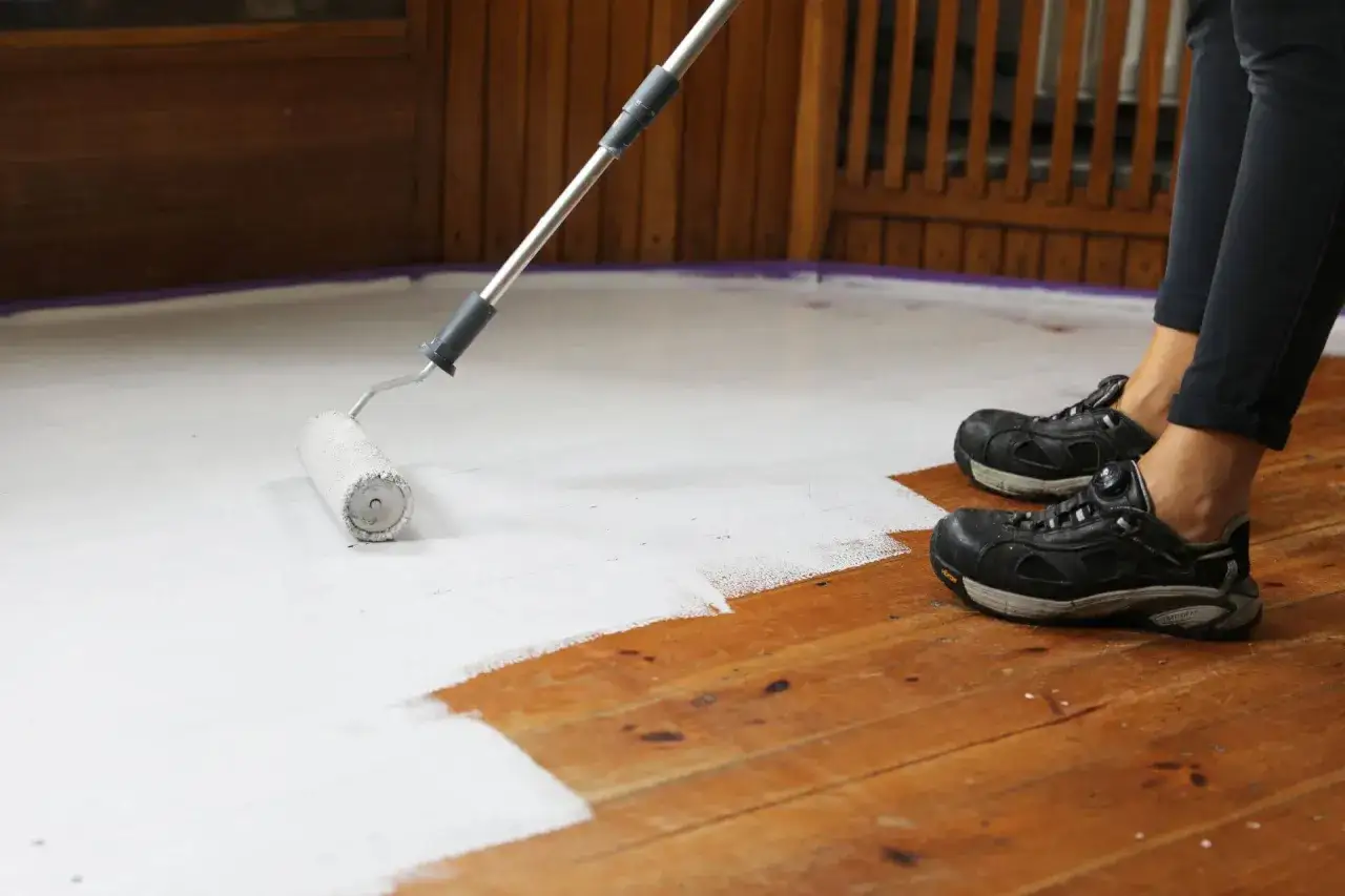 Zdjęcie Jak odnowić starą podłogę z desek i przywrócić jej blask bez kosztów