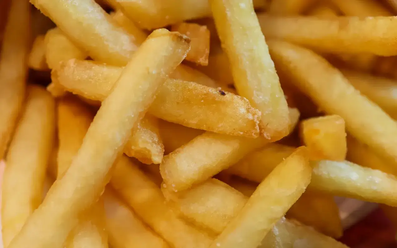 Zdjęcie Chrupiące frytki z ziemniak&oacute;w w air fryerze: Prosty przepis krok po kroku