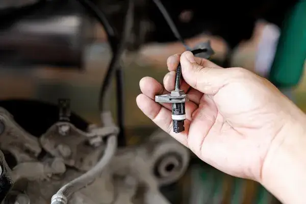 Zdjęcie Czujnik położenia wału korbowego: Jak go prawidłowo sprawdzić?