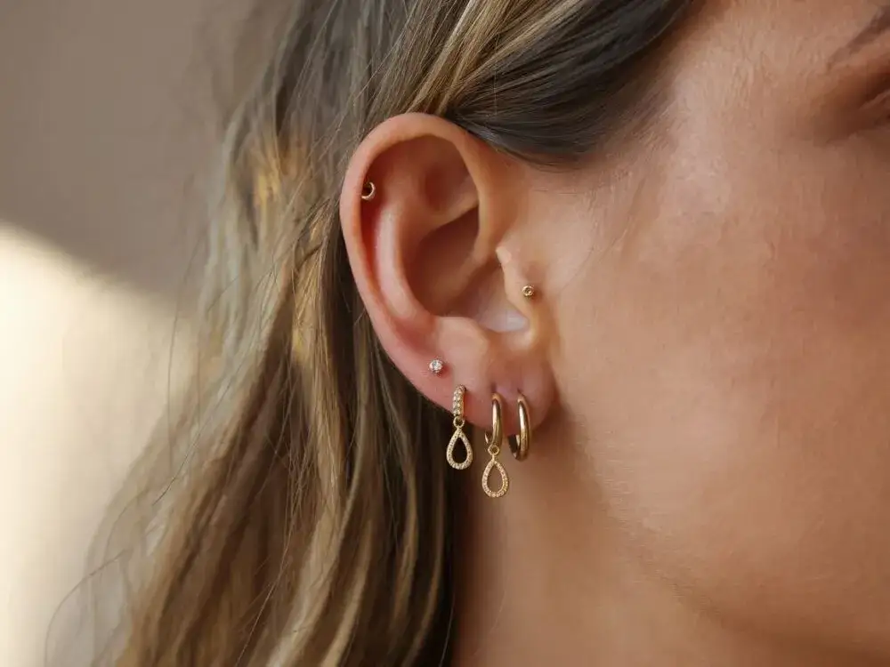 Zdjęcie Ile goi się kolczyk w uchu? Poznaj czas i ważne wskazówki