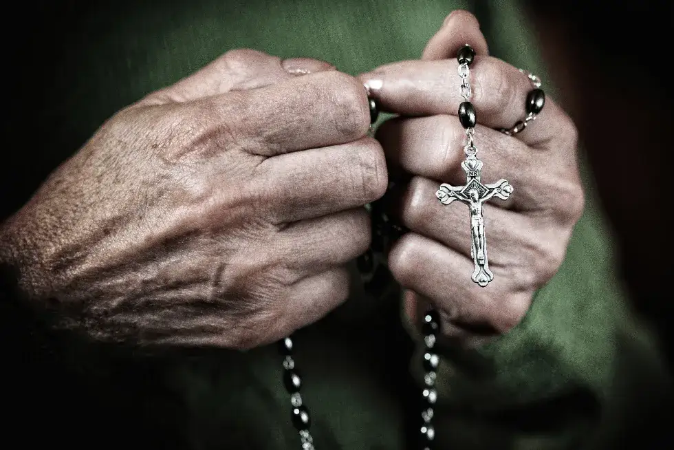 Zdjęcie Kiedy powstała modlitwa różańcowa? Historia, znaczenie i tajemnice jej początków