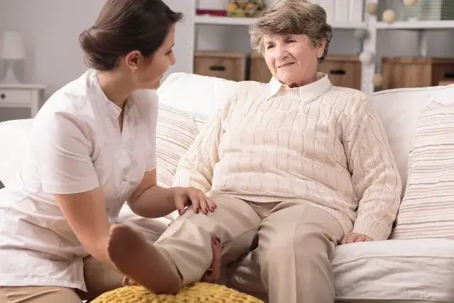 Zdjęcie Ile kosztuje opiekunka z zamieszkaniem? Zaskakujące ceny i ukryte koszty