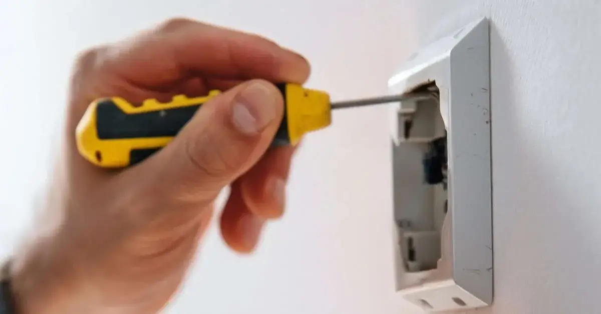 Zdjęcie Ile bierze elektryk za punkt? Sprawdź ceny instalacji w Polsce